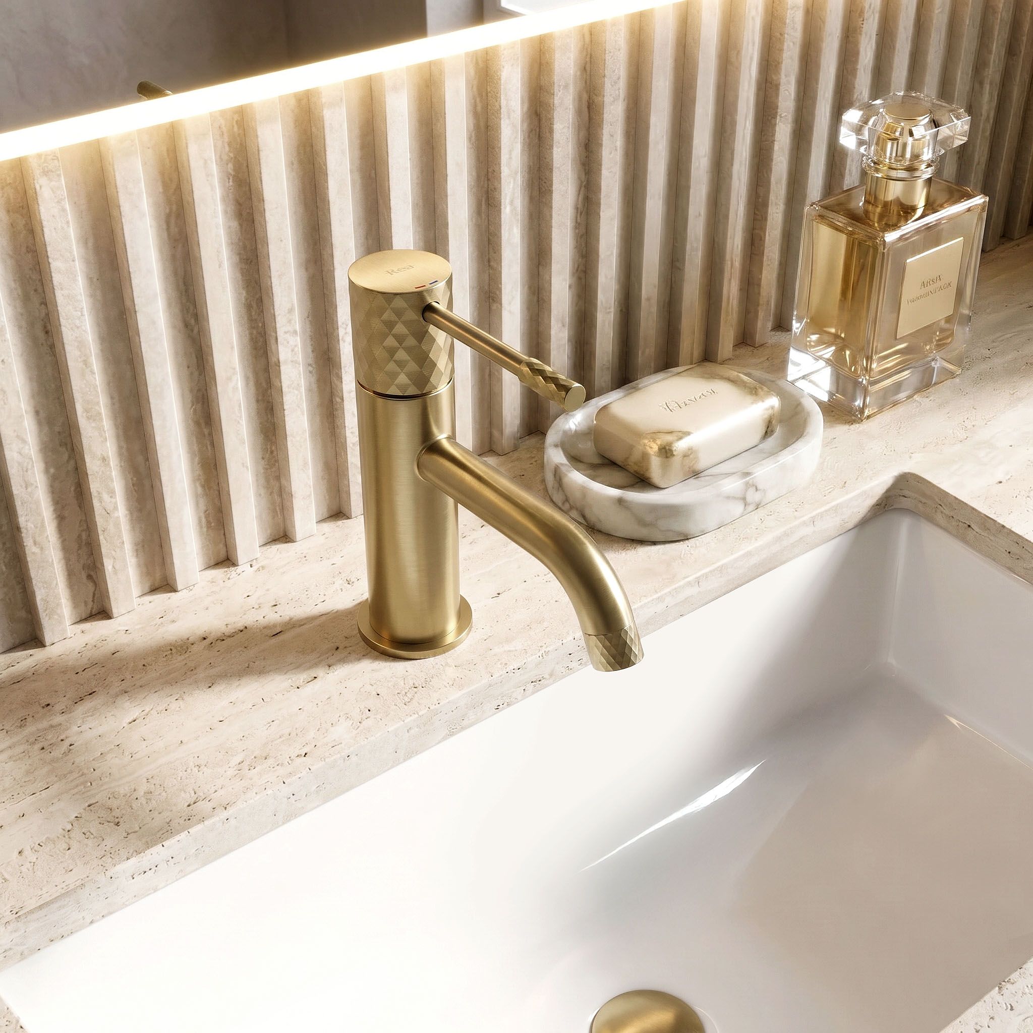 Slavina za umivaonik Rea Lungo Diamond Brush Gold Low